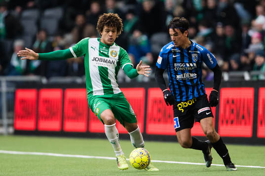 Hammarbys Neto Borges i kamp om bollen med Sirius Stefano