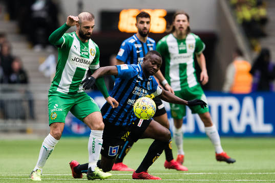 Hammarbys Kennedy Bakircioglu i kamp om bollen med Sirius