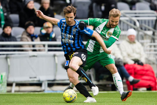 Sirius Jesper Arvidsson i kamp om bollen med Hammarbys