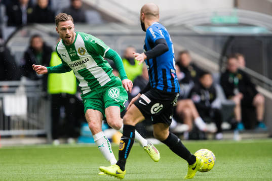 Hammarbys Arnór Smárason med ett inlägg