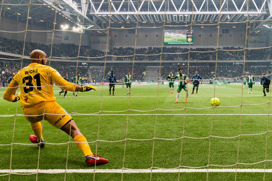 Sirius målvakt Joshua Wicks ser hur Hammarbys Jiloan Hamad