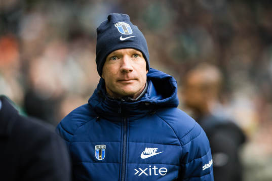 Sirius tränare Kim Bergstrand innan fotbollsmatchen i