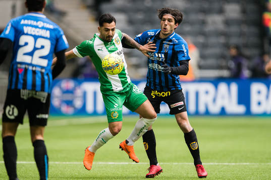 Hammarbys Jiloan Hamad i kamp om bollen med Sirius Ian
