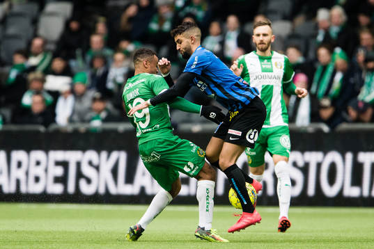 Hammarbys Serge-Junior Martinsson Ngouali i kamp om bollen