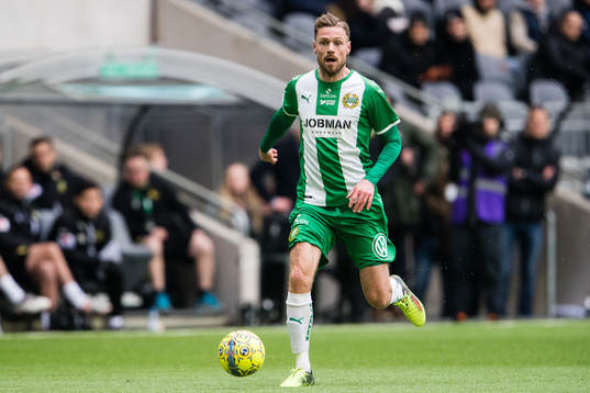 Hammarbys Arnór Smárason med bollen