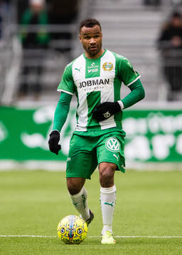Hammarbys Serge-Junior Martinsson Ngouali med bollen
