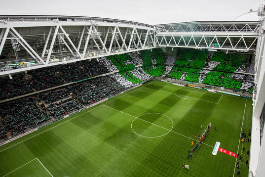 Hammarbys supportrar med ett TIFO innan fotbollsmatchen i