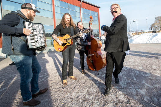 Ingemar Andersson och Hälsingefyr underhåller utanför