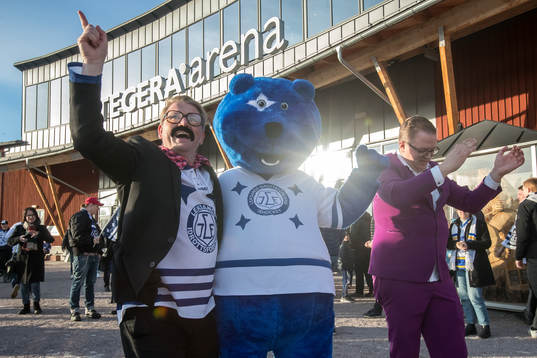 Ingemar Andersson och Leksands maskot Liffe och