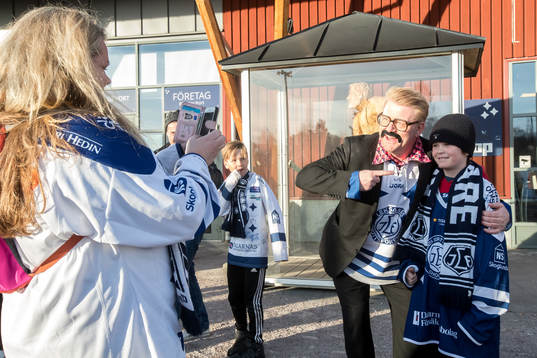 Ingemar Andersson och Hälsingefyr underhåller utanför