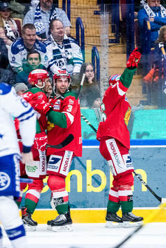 Moras Brandon Gormley och Mathias Bromé jublar