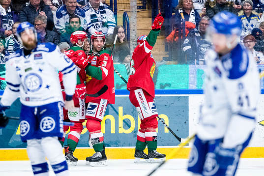 Moras Brandon Gormley och Mathias Bromé jublar