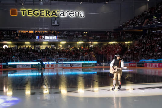 Stiko Per Larsson spelar innan ishockeymatchen i