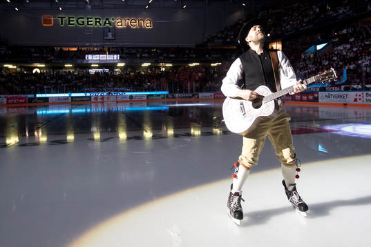Stiko Per Larsson spelar innan ishockeymatchen i