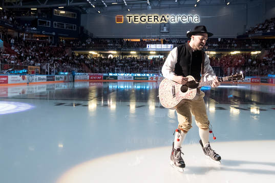 Stiko Per Larsson spelar innan ishockeymatchen i