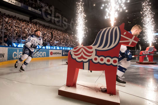 Leksands Matt Carey gör entre i ishockeymatchen i