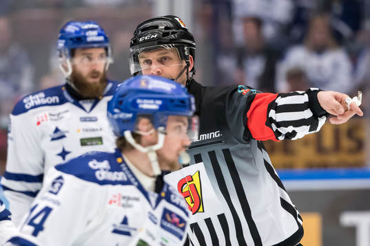 Domare Mikael Nord i ishockeymatchen i direktkvalet till