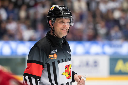 Domare Mikael Nord i ishockeymatchen i direktkvalet till