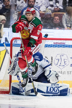 Moras Matt Bailey framför Leksands målvakt Tex