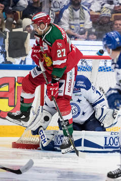 Moras Matt Bailey framför Leksands målvakt Tex