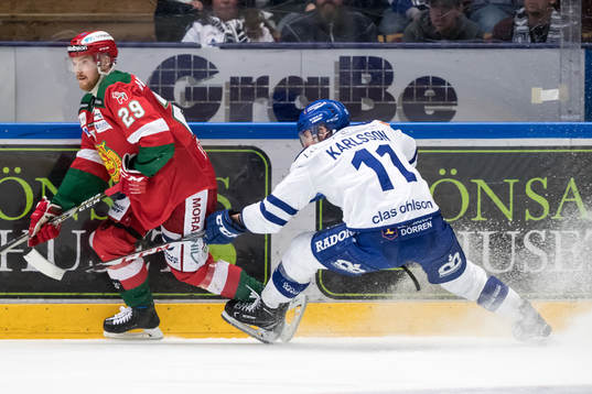 Leksands Martin Karlsson jagar Moras Marcus Fagerudd  i