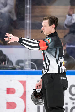 Domare Christoffer Holm i ishockeymatchen i direktkvalet