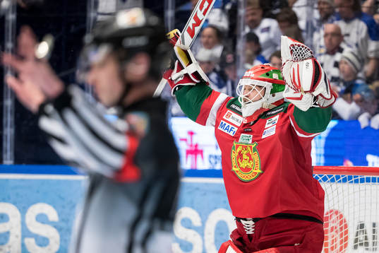 Moras målvakt Christian Engstrand jublar