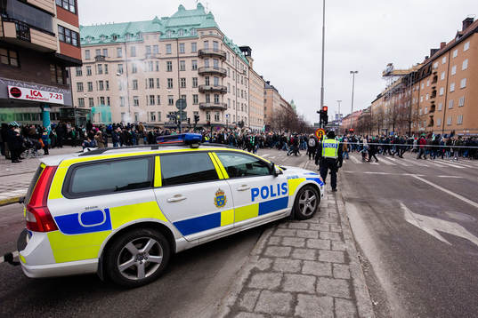 Poliser vid Hammarbys supportrars marsch på Götgatan