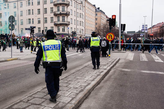Poliser vid Hammarbys supportrars marsch på Götgatan