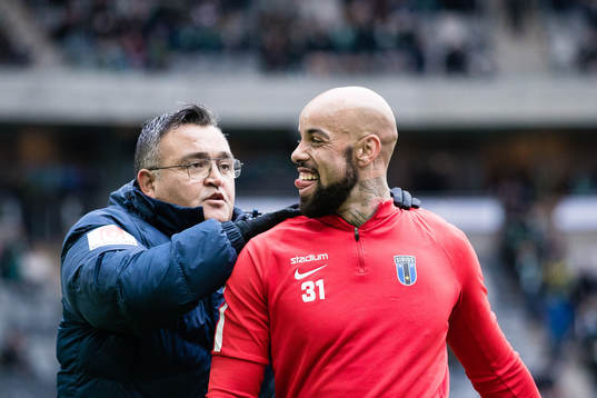 Sirius målvakt Joshua Wicks innan fotbollsmatchen i