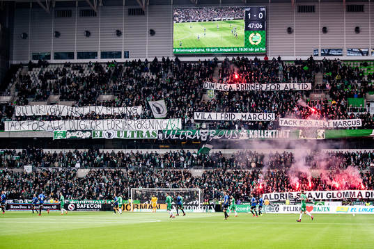 Hammarbys supportrar med banderoller