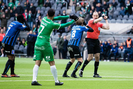 Domare Jonas Eriksson dömer straff för Hammarby