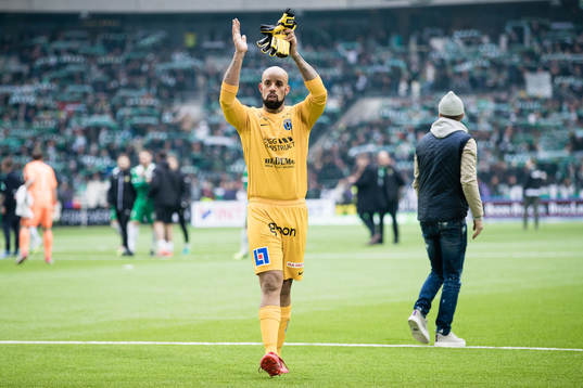 Sirius målvakt Joshua Wicks applåderar publiken