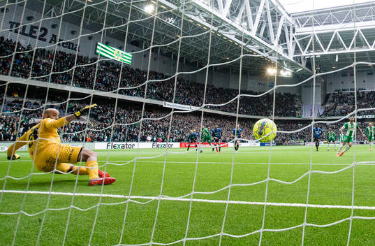 Hammarbys Jiloan Hamad gör 1-0 på straff bakom Sirius