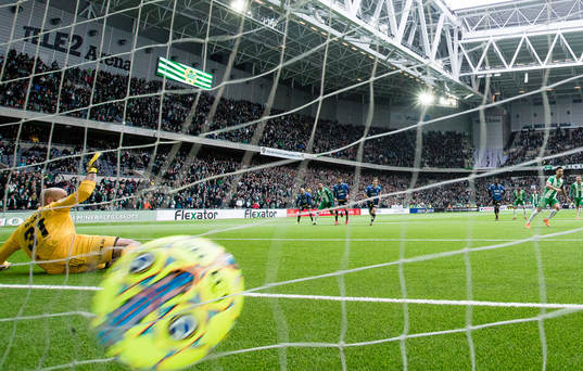 Hammarbys Jiloan Hamad gör 1-0 på straff bakom Sirius