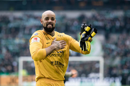 Sirius målvakt Joshua Wicks klappar sig på bröstet