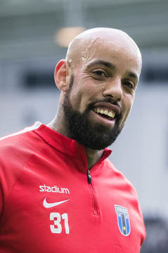 Sirius målvakt Joshua Wicks innan fotbollsmatchen i