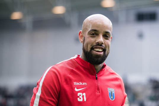 Sirius målvakt Joshua Wicks innan fotbollsmatchen i