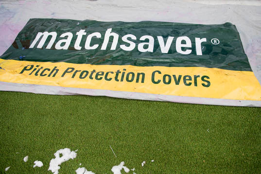 Ett plastöverdrag från matchsaver för att skydda planen