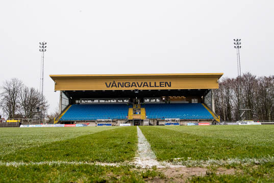 Översiktsbild över Vångavallens huvudläktare