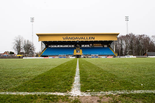 Översiktsbild över Vångavallens huvudläktare