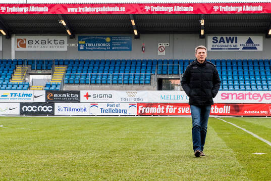 IFK Göteborgs sportchef Mats Gren inspekterar planen