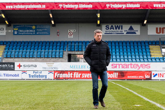 IFK Göteborgs sportchef Mats Gren inspekterar planen