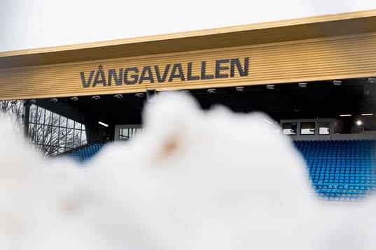 Översiktsbild över huvudläktaren på Vångavallen sedd