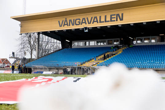 Översiktsbild över huvudläktaren på Vångavallen sedd