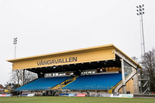 Översiktsbild över huvudläktaren på Vångavallen
