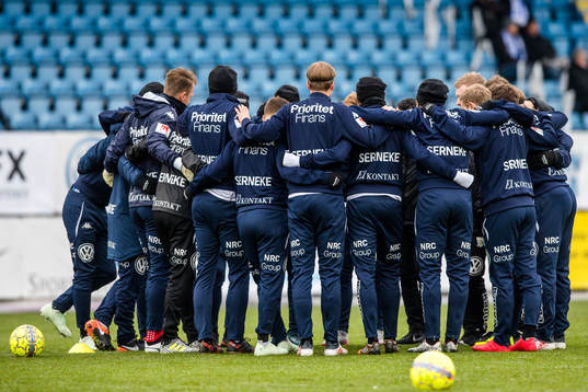 IFK Göteborgs spelare värmer upp före  fotbollsmatchen i