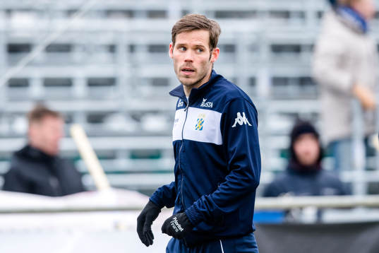 IFK Göteborgs Emil Salomonsson  värmer upp före