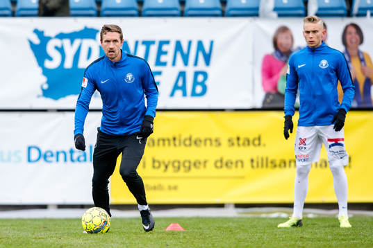Trelleborgs Marcus Pode värmer upp före  fotbollsmatchen