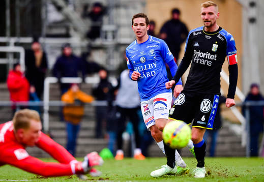 Trelleborgs Oscar Johansson provar skott förbi IFK